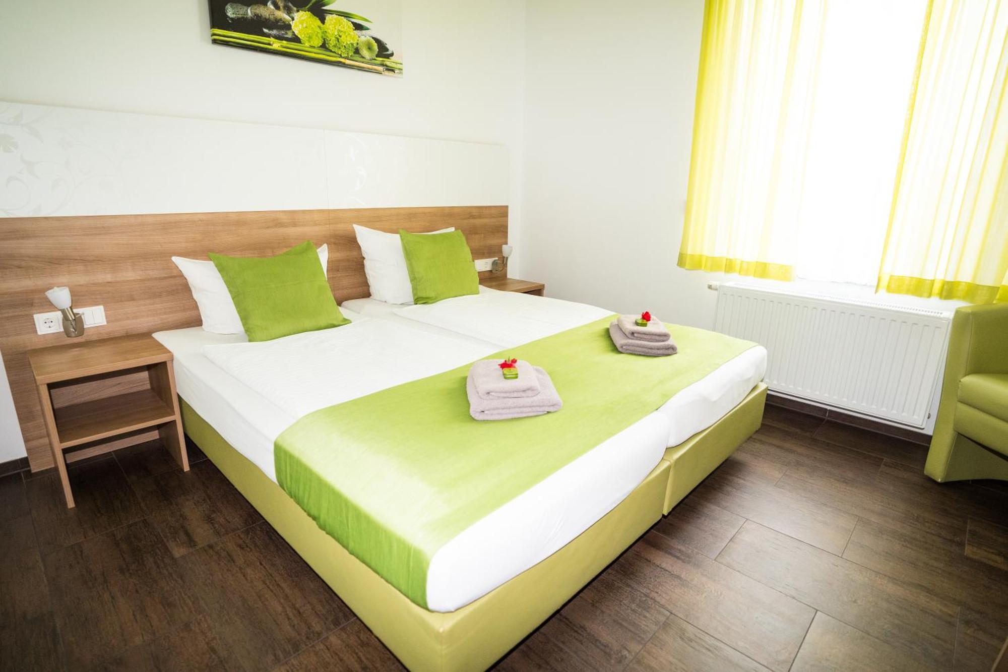 Bed & Breakfast Outlet Hotel Dettingen an der Erms Luaran gambar