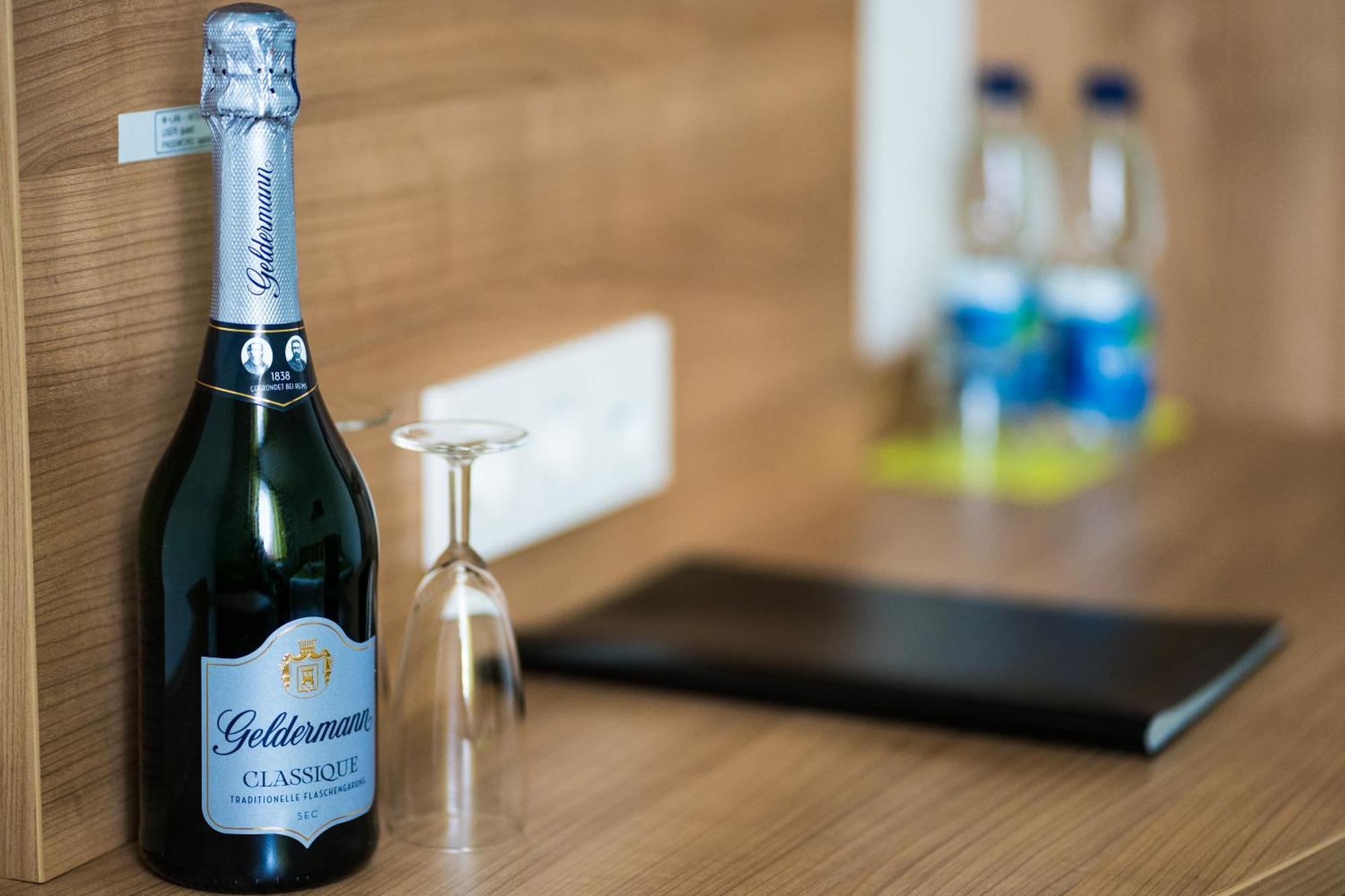 Bed & Breakfast Outlet Hotel Dettingen an der Erms Luaran gambar